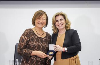 foto posada da vereadora Amélia e da Dra. Ana Paula recebendo a medalha