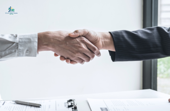 #ParaTodosVerem: duas pessoas se cumprimentam dando as mãos