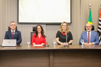 componentes da mesa alta estão sentados e posando para foto