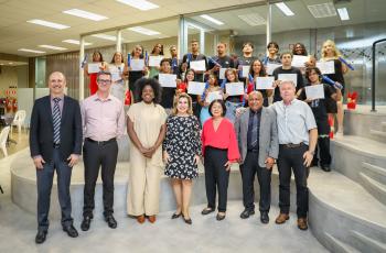 Formandos e convidados posam em pé para a foto.