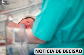 Um recém-nascido dorme em uma incubadora enquanto é cuidadosamente atendido por um profissional de saúde.