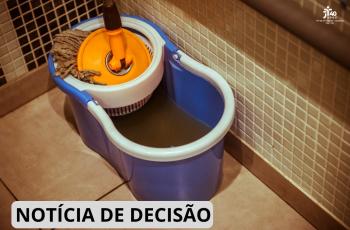 #ParaTodosVerem: imagem mostra um balde com agua suja e um mop 