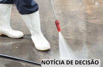 #ParaTodosVerem: a imagem mostra dois pés, calçados com botas de borracha, próximo a uma mangueira jorrando agua. 