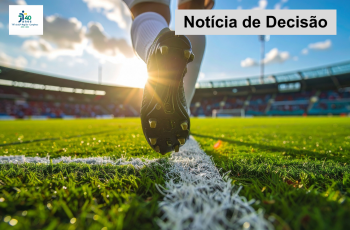 imagem mostra jogador caminhando no campo de futebol, com close nas suas chuteiras