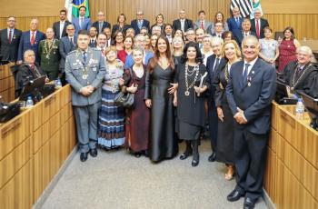 Magistrados e homenageados posam para a foto no Plenário.