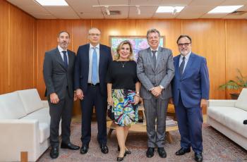 foto posada da Dra. Ana Paula com quatro representantes do SINSA