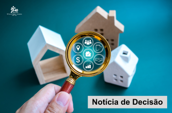 quadro de fundo azul com três casas de madeira em miniatura com uma mão masculina segurando uma lupa