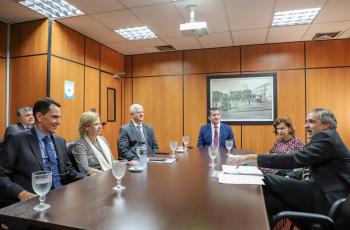 duas mulheres e quatro homens sentados à mesa retangular de madeira em sala de reunião na Corregedoria
