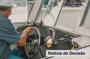 um senhor de boné e blusa azul dirige uma lancha