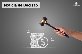 foto de fundo cinza com moedas e cifrão desenhados em giz e um malhete de leilão