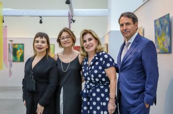 Dra. Marina, Michaela, Dra. Ana Paula e Dr. Marcos posam para foto em frente as obras dispostas no Espaço Cultural