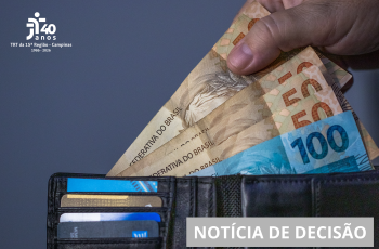 *ParaTodosVerem: uma mão retira notas de real de uma carteira preta