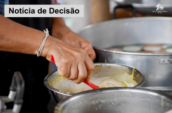 mãos femininas mexem em panela de alumínio próximas a outras grandes no fogão