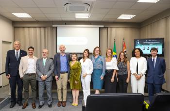 #ParaTodosVerem: várias pessoas posam para foto no auditório da EJud-15