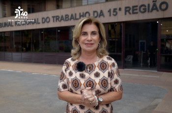 Dra. Ana Paula está em frente ao prédio do TRT-15