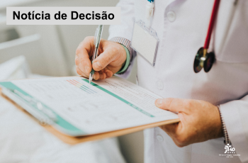 Imagem parcial de um médico com prancheta nas mãos preenchendo um formulário