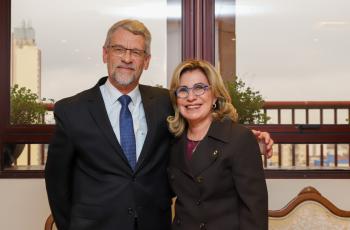 Um homem e uma mulher posam para a foto.