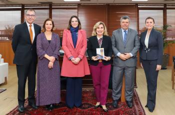 Dra. Ana Paula e demais participantes da reunião estão de pé, posando para a foto, no gabinete da Presidência