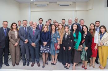 foto posada com membros da alta administração e os magistrados da região