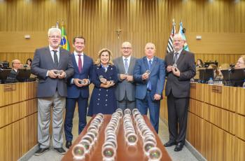 #ParaTodosVerem: membros da Administração posam para foto exibindo moedas"