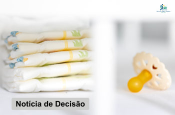 Chupeta de bebê e fraldas no berço em close