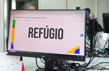 computador do SRCampinas/Demig com a palavra Refúgio em destaque na tela