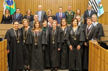 Os novos empossados posam para a foto junto as autoridades da Mesa Alta