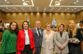 Vencedores do prêmio com Dra. Tereza, Ana Maria da ACL e Dra, Ana Paula posam para foto no plenário