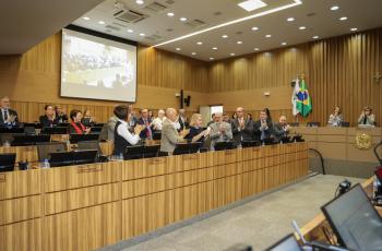 Membros da Corte estão de pé, aplaudindo Ana Amarylis