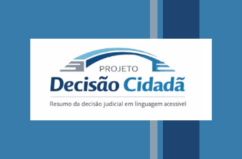 quadro em dois tons de azul e cinza com o logotipo do projeto Decisão Cidadã no centro em branco, azul e cinza