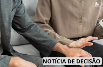 O banner mostra dois homens sentados e um tenta colocar a mão sobre a perna do outro que mostra uma recusa.