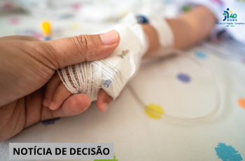 #ParaTodosVerem: mão adulta segura a mão de um bebê, que está sendo medicado