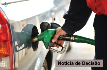frentista faz abastecimento de veículo em posto de gasolina