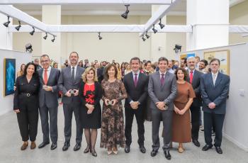 Os homenageados posam para a foto em pé, atrás o público que acompanhou o evento.
