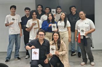 aprendizes estão segurando o livro de Conceição Evaristo, junto com os idealizadores do Projeto