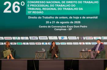 Foto do painel com os palestrantes sentados.