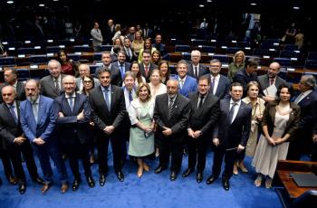 Dra. Ana Paula com o ministro Luiz Phillipe, o senador Paulo Paim e demais autoridades posam para foto