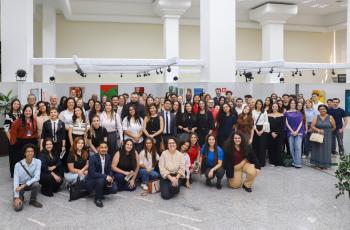 Grupo de estudantes posam para a foto no Espaço Cultural.