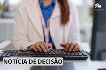 Uma atendente de banco digita em um teclado.
