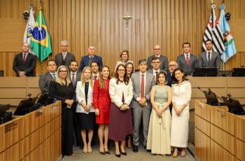 Juízes empossados e desembargadores da alta administração posam para foto no plenário