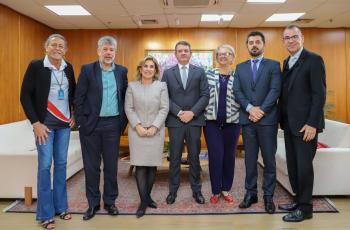 presidente Ana Paula posa para foto ao lado de representantes do Sindiquinze e do Assojaf