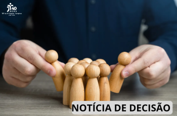 Vários bonequinhos de madeiras iguais, dois deles estão sendo retirados, mostrando igualdade entre eles e em sua retirada.