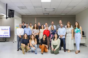 magistrados que participam do curso posam para foto