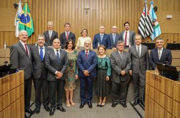 foto dos desembargadores eleitos, com a mesa alta, integrada pela Dra. Ana Paula, Dr. Renan, Dr. Helcio, Dr. Canicoba e o procurador do MPT, Dr. Ronaldo