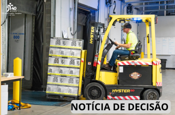 imagem de um trabalhador dirigindo uma empilhadeira