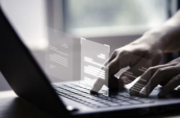 mãos usando um notebook com fichas virtuais saindo do teclado