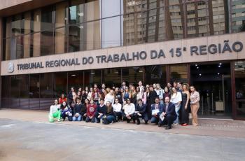 Estudantes posam para a foto oficial na frente do TRT-15.