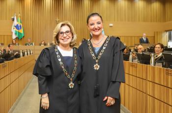 Dra. Ana e Dra. Juliana posam para foto no plenário